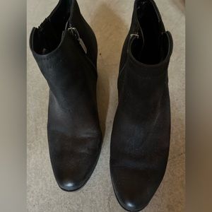 Zipper on side of suede boot size 51/2